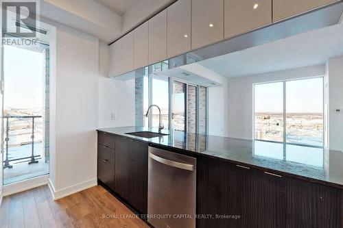 1004 - 100 Eagle Rock Way, Vaughan, ON - Indoor Photo Showing Kitchen With Upgraded Kitchen