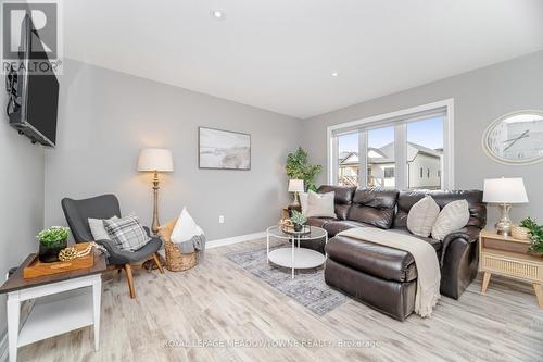 6338 Shapton Crescent, Niagara Falls, ON - Indoor Photo Showing Living Room