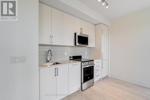 406 - 2450 Old Bronte Road, Oakville, ON - Indoor Photo Showing Kitchen