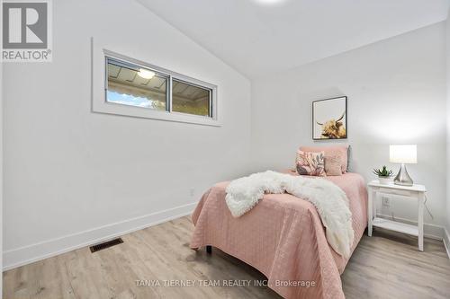 929 Masson Street, Oshawa, ON - Indoor Photo Showing Bedroom