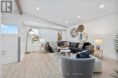929 Masson Street, Oshawa, ON - Indoor Photo Showing Living Room