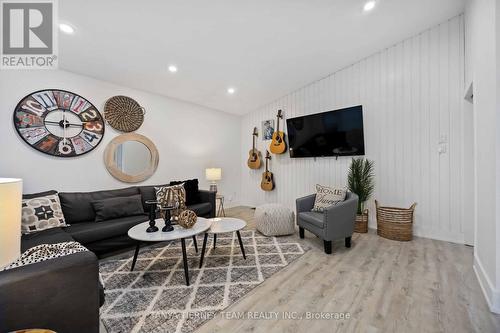 929 Masson Street, Oshawa, ON - Indoor Photo Showing Living Room