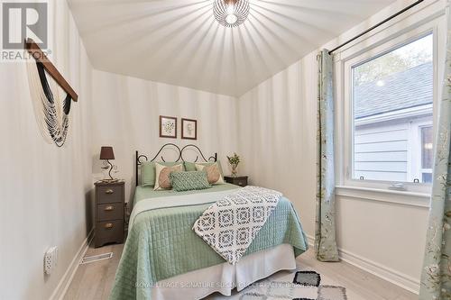 Middle bedroom with lots of natural light - 186 Gledhill Avenue, Toronto, ON 