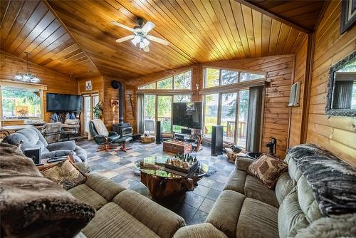 6291 Tie Lake Shore Road, Jaffray, BC - Indoor Photo Showing Living Room