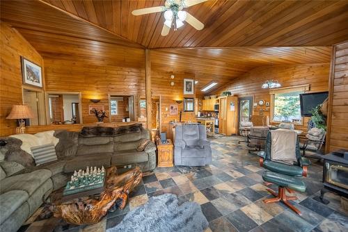 6291 Tie Lake Shore Road, Jaffray, BC - Indoor Photo Showing Living Room