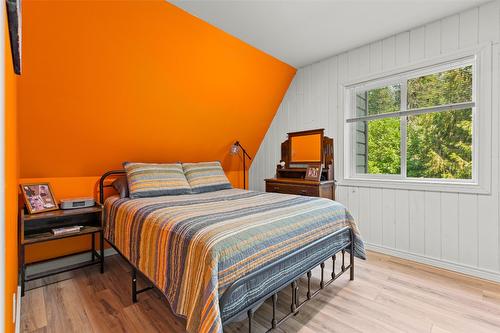 1405 Lepitzki Road, Creston, BC - Indoor Photo Showing Bedroom