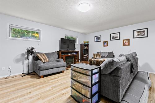 1405 Lepitzki Road, Creston, BC - Indoor Photo Showing Living Room