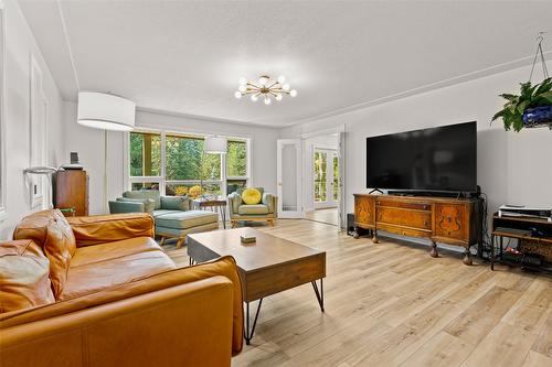 1405 Lepitzki Road, Creston, BC - Indoor Photo Showing Living Room