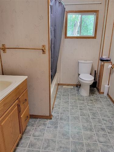 6780 Mead Road, Jaffray, BC - Indoor Photo Showing Bathroom