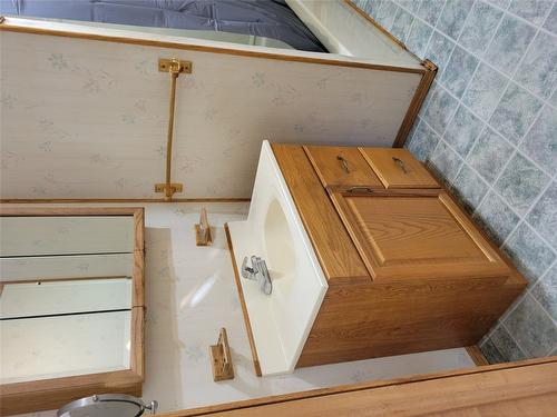 6780 Mead Road, Jaffray, BC - Indoor Photo Showing Laundry Room