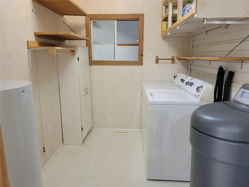 6780 Mead Road, Jaffray, BC - Indoor Photo Showing Laundry Room