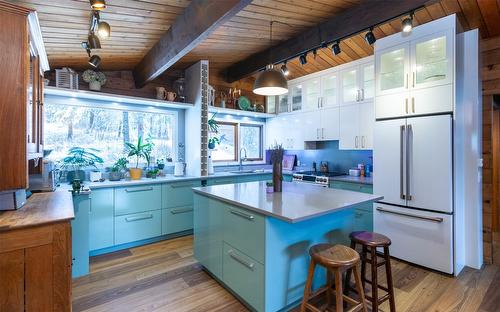 781 Gardom Lake Road, Enderby, BC - Indoor Photo Showing Kitchen