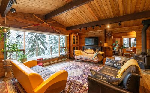 781 Gardom Lake Road, Enderby, BC - Indoor Photo Showing Living Room