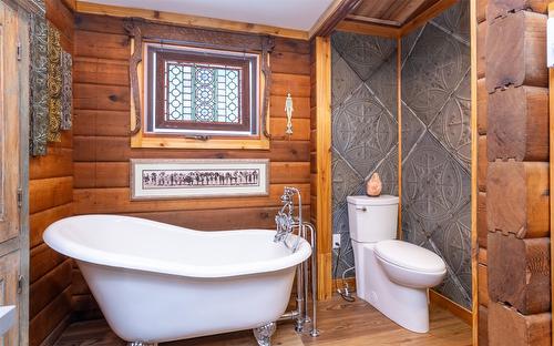 781 Gardom Lake Road, Enderby, BC - Indoor Photo Showing Bathroom