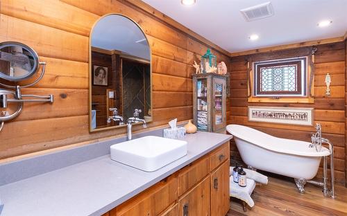 781 Gardom Lake Road, Enderby, BC - Indoor Photo Showing Bathroom