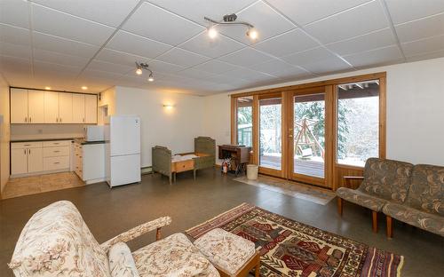 781 Gardom Lake Road, Enderby, BC - Indoor Photo Showing Living Room