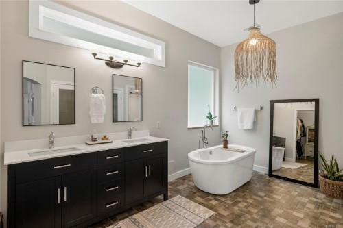 7190 Hase Pl, Lantzville, BC 