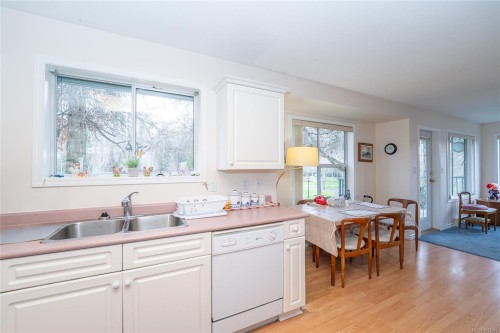 302-275 First St, Duncan, BC - Indoor Photo Showing Kitchen With Double Sink