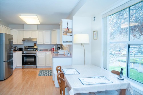 302-275 First St, Duncan, BC - Indoor Photo Showing Kitchen