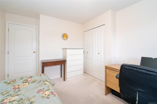 302-275 First St, Duncan, BC - Indoor Photo Showing Bedroom