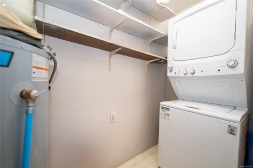 302-275 First St, Duncan, BC - Indoor Photo Showing Laundry Room