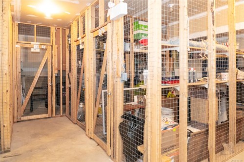 302-275 First St, Duncan, BC - Indoor With Storage