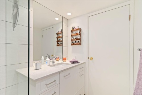 206-327 Maitland St, Victoria, BC - Indoor Photo Showing Bathroom