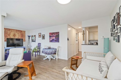 206-327 Maitland St, Victoria, BC - Indoor Photo Showing Living Room