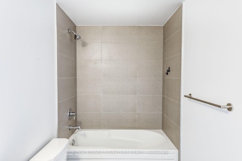 716-2550 Simcoe Street N, Oshawa, ON - Indoor Photo Showing Bathroom