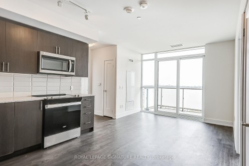 716-2550 Simcoe Street N, Oshawa, ON - Indoor Photo Showing Kitchen With Upgraded Kitchen