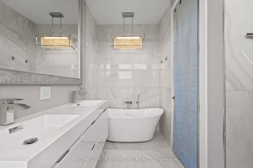 425B Valermo Drive, Toronto, ON - Indoor Photo Showing Bathroom
