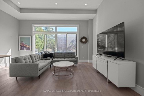 425B Valermo Drive, Toronto, ON - Indoor Photo Showing Living Room