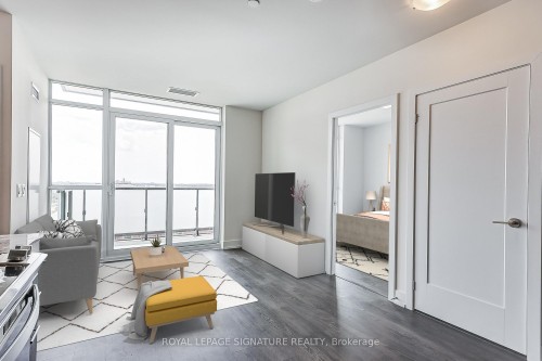 716-2550 Simcoe Street N, Oshawa, ON - Indoor Photo Showing Living Room