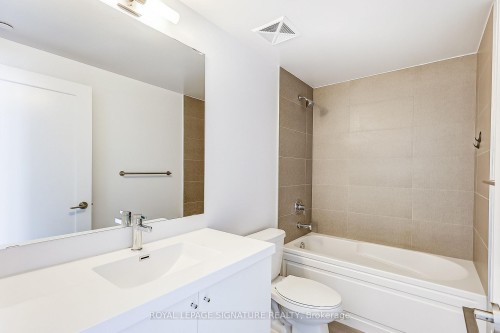 716-2550 Simcoe Street N, Oshawa, ON - Indoor Photo Showing Bathroom