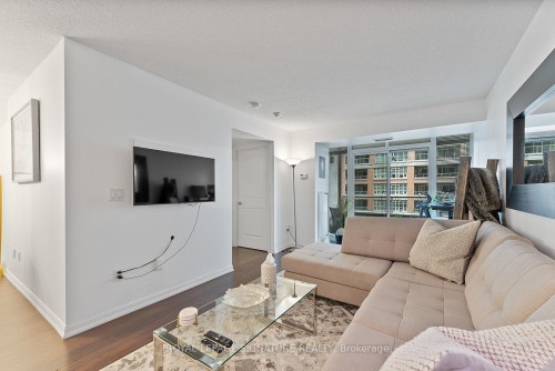 911-85 East Liberty Street, Toronto, ON - Indoor Photo Showing Living Room