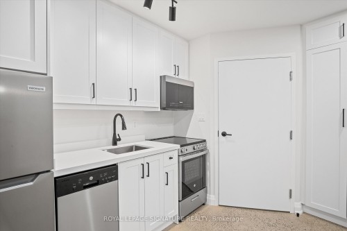 #6-2563 Dundas Street W, Toronto, ON - Indoor Photo Showing Kitchen