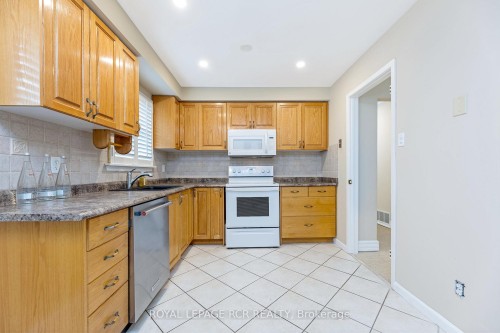 37 Grassmere Crescent, Brampton, ON - Indoor Photo Showing Kitchen