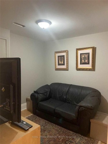 Lower-41 Kimbermount Drive, Toronto, ON - Indoor Photo Showing Living Room