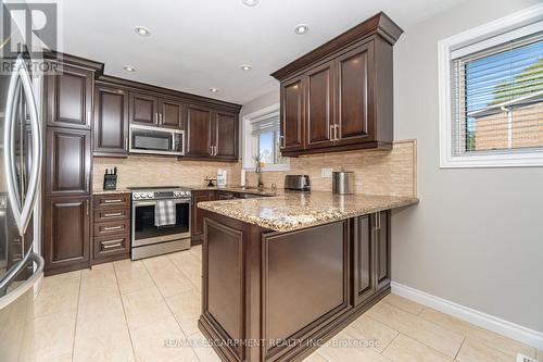 154 Rainbow Drive, Vaughan, ON - Indoor Photo Showing Kitchen With Upgraded Kitchen