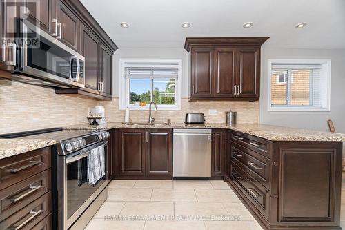 154 Rainbow Drive, Vaughan, ON - Indoor Photo Showing Kitchen With Upgraded Kitchen