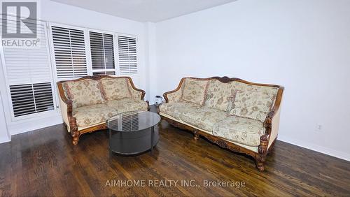 18 Brookshire Circle, Markham, ON - Indoor Photo Showing Living Room