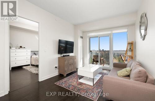 706 - 4655 Glen Erin Drive, Mississauga, ON - Indoor Photo Showing Living Room