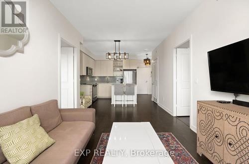 706 - 4655 Glen Erin Drive, Mississauga, ON - Indoor Photo Showing Living Room