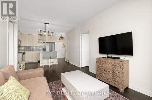 706 - 4655 Glen Erin Drive, Mississauga, ON - Indoor Photo Showing Living Room