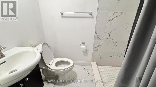 Side Bachelor - 5745 Stanley Avenue, Niagara Falls, ON - Indoor Photo Showing Bathroom