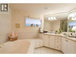 Luxurious primary ensuite 5 pce - 