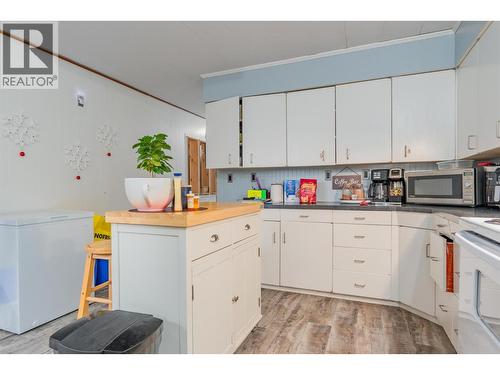 701 10Th Avenue, Castlegar, BC - Indoor Photo Showing Kitchen