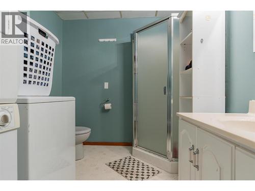 701 10Th Avenue, Castlegar, BC - Indoor Photo Showing Bathroom