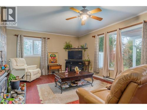 701 10Th Avenue, Castlegar, BC - Indoor Photo Showing Living Room
