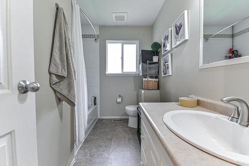 2561 Ross Road, Abbotsford, BC - Indoor Photo Showing Bathroom